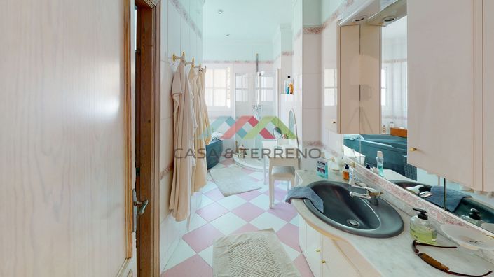 Image No.30-8 Bed Villa for sale