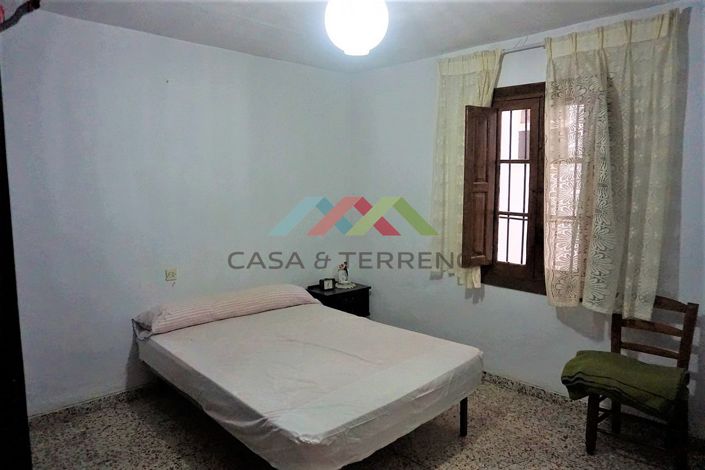 Image No.19-14 Bed Townhouse for sale