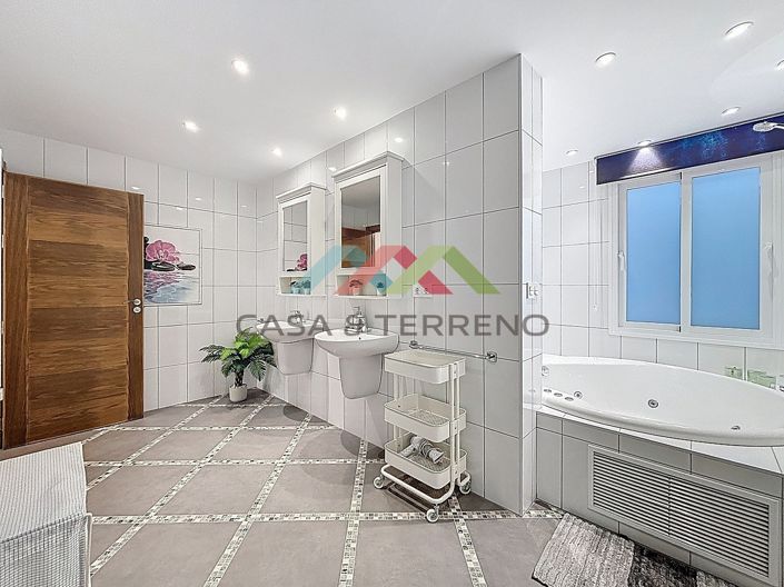 Image No.48-7 Bed Villa for sale