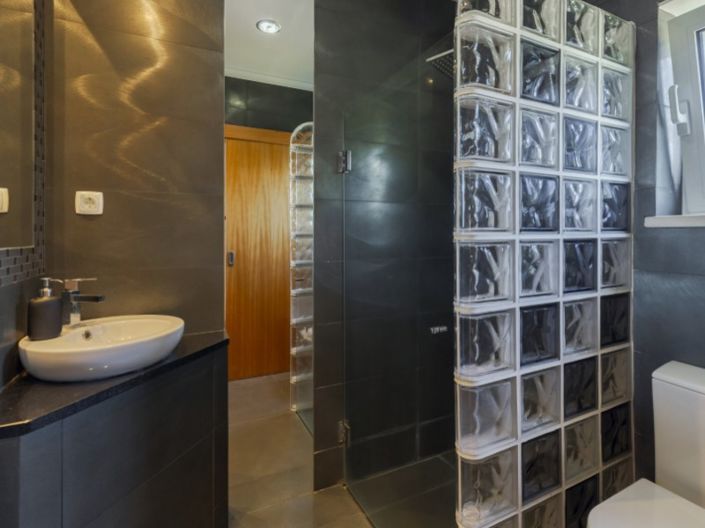 Image No.20-4 Bed House for sale