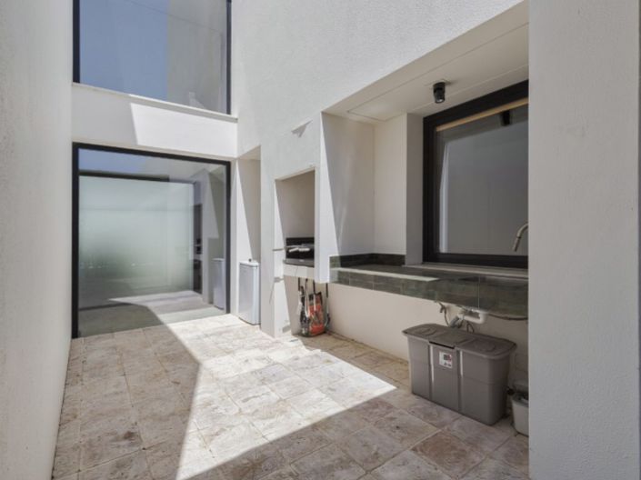 Image No.18-5 Bed House for sale