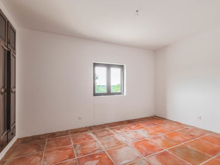 Image No.8-7 Bed House for sale