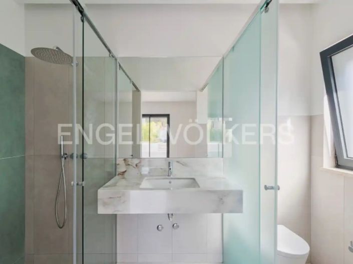 Image No.15-4 Bed House for sale
