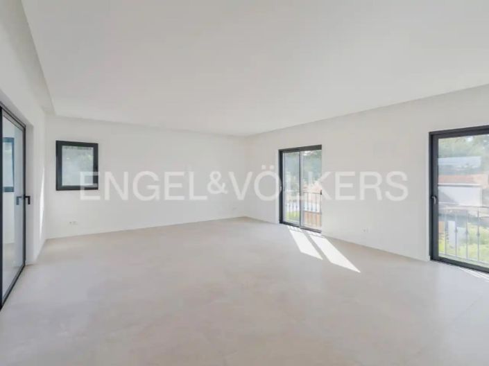 Image No.8-4 Bed House for sale