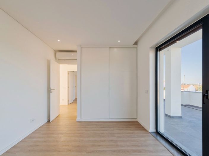 Image No.15-4 Bed House for sale
