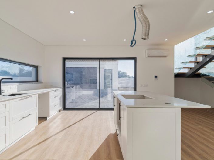Image No.8-4 Bed House for sale