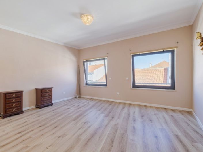 Image No.17-3 Bed House for sale