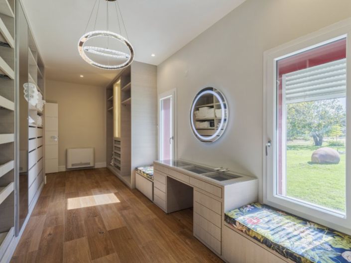 Image No.24-7 Bed House for sale