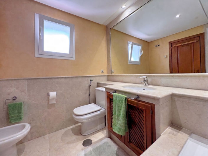 Image No.28-3 Bed Townhouse for sale