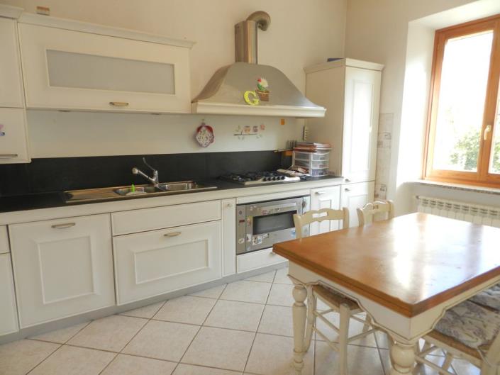Image No.3-Appartement de 2 chambres à vendre à Isola del Cantone