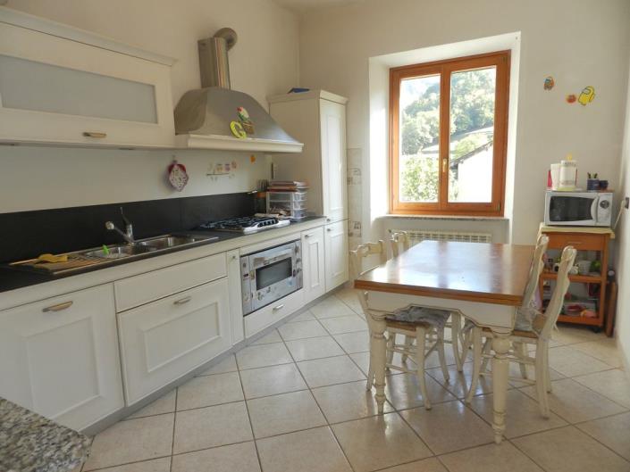 Image No.2-Appartement de 2 chambres à vendre à Isola del Cantone
