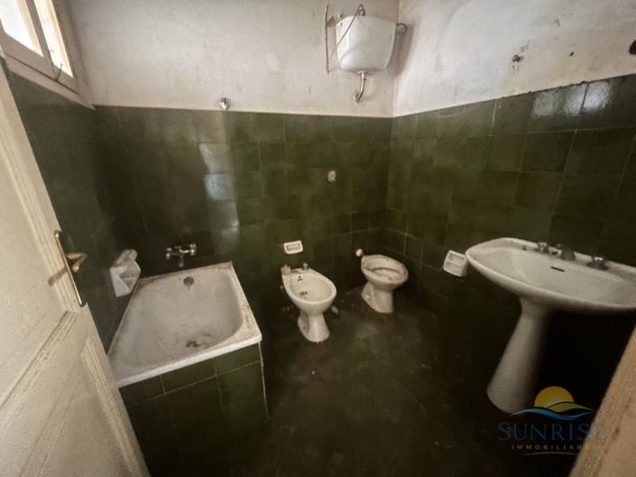 Image No.8-10 Bed House for sale