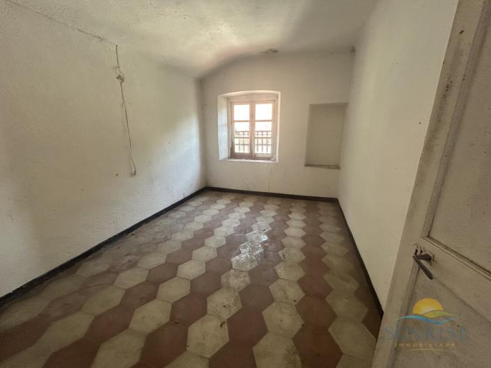 Image No.17-10 Bed House for sale