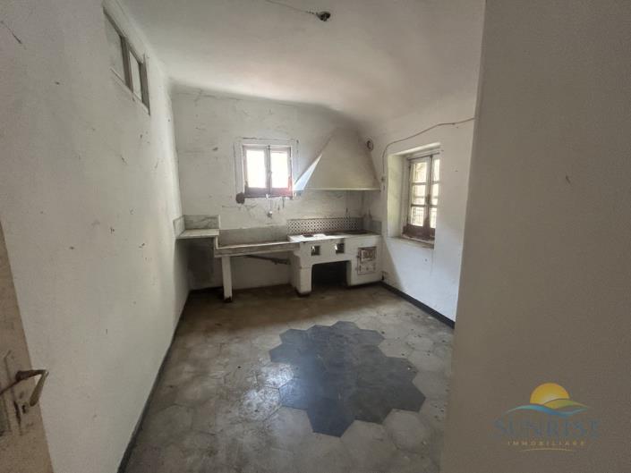 Image No.18-10 Bed House for sale