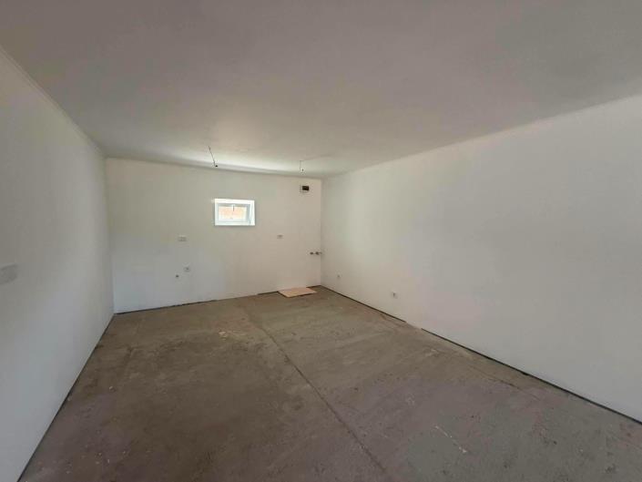 Image No.13-2 Bed House for sale
