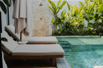 04_03-pool-lounger