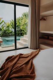 09_08-bedroom-pool-view