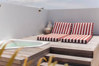 14_13-rooftop-jacuzzi-daybeds