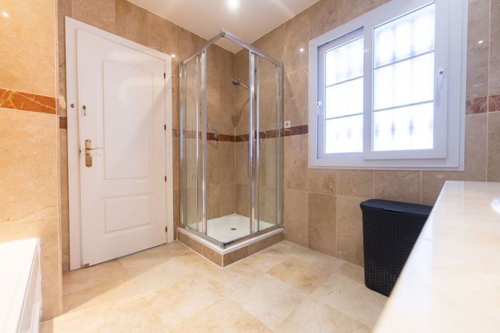 Image No.28-4 Bed Townhouse for sale