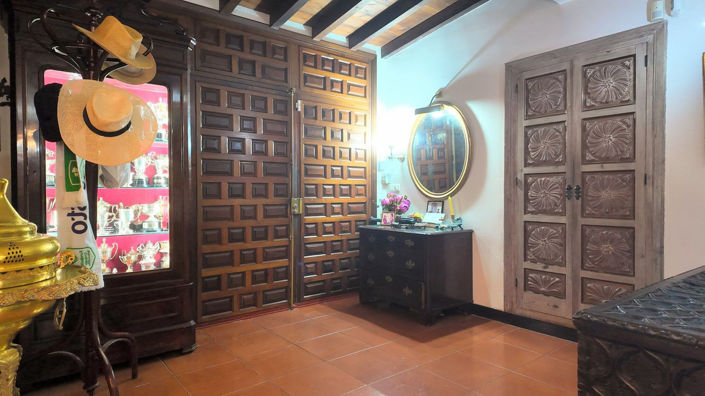 Image No.6-10 Bed Villa for sale