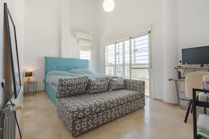 Image No.22-6 Bed Townhouse for sale