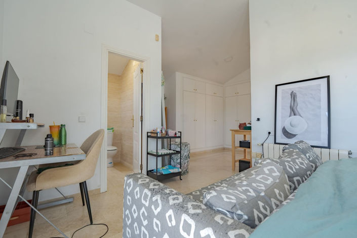 Image No.23-6 Bed Townhouse for sale