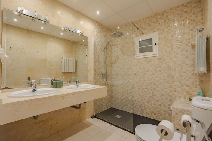 Image No.27-6 Bed Townhouse for sale
