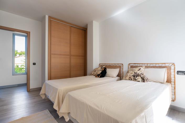 Image No.17-6 Bed House for sale