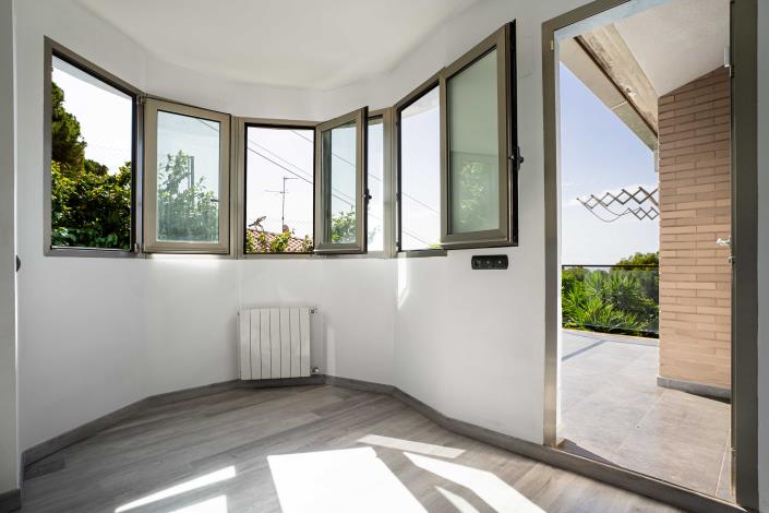 Image No.31-6 Bed House for sale