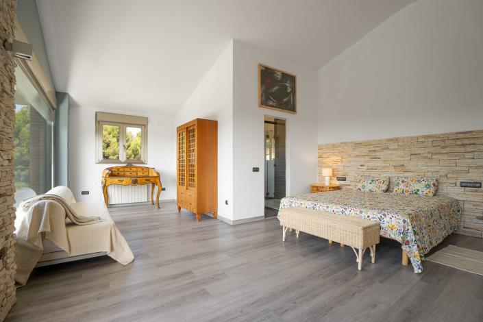 Image No.14-6 Bed House for sale