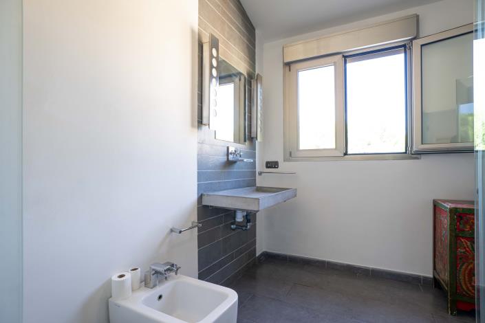 Image No.25-6 Bed House for sale