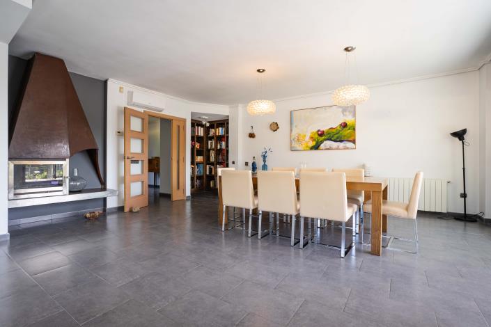Image No.9-6 Bed House for sale