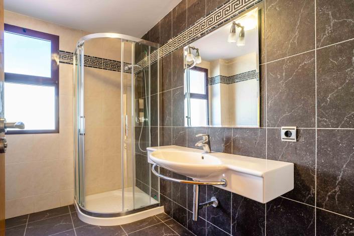 Image No.21-4 Bed House for sale