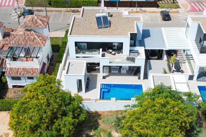 Image No.4-6 Bed Chalet for sale