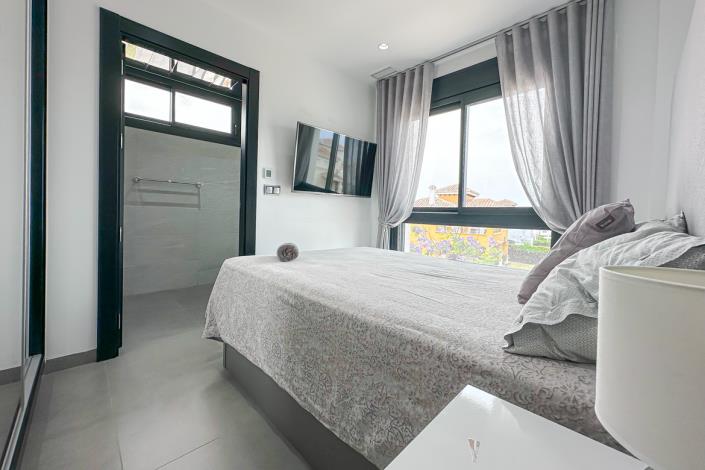 Image No.38-6 Bed Chalet for sale
