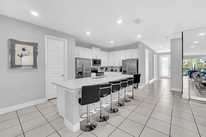 Image No.8-8 Bed House for sale