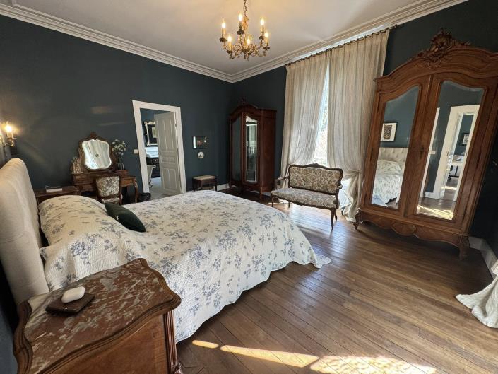 Image No.19-11 Bed Chateaux for sale