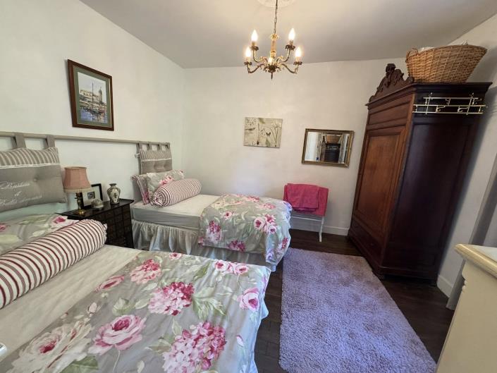 Image No.41-11 Bed Chateaux for sale