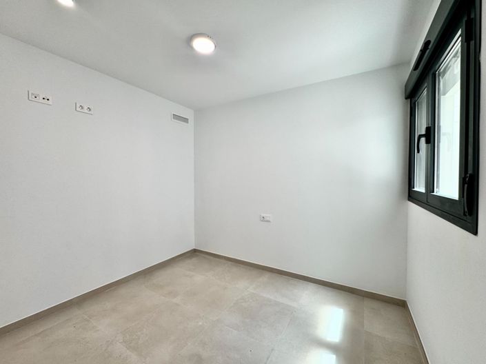 Image No.20-3 Bed Apartment for sale
