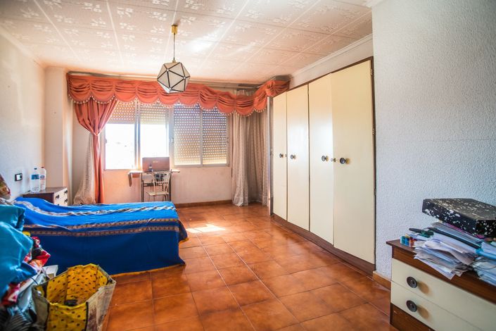Image No.18-4 Bed House for sale
