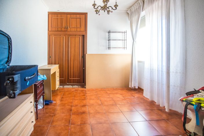Image No.21-4 Bed House for sale