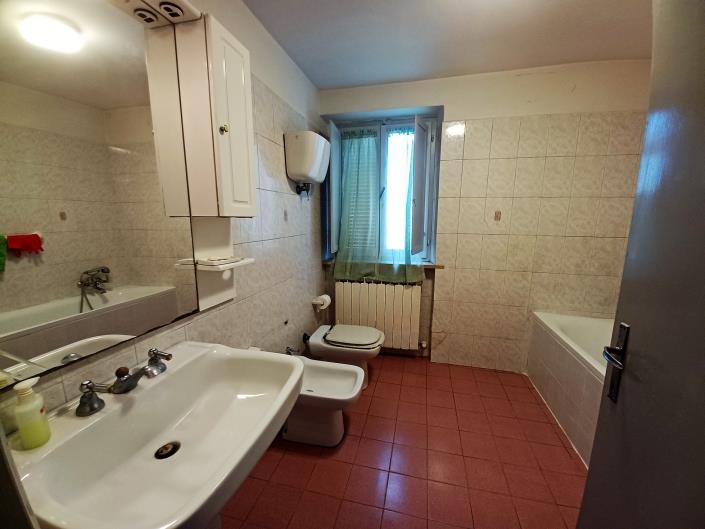 Image No.17-4 Bed Farmhouse for sale