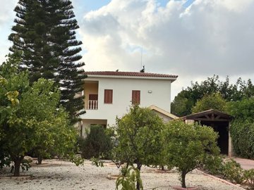 Beautiful 5-Bedroom Villa in Konia – Spacious Plot with Private Pool, Parking & Mature Gardens 