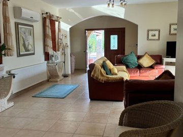 Beautiful 5-Bedroom Villa in Konia – Spacious Plot with Private Pool, Parking & Mature Gardens 