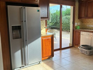 Beautiful 5-Bedroom Villa in Konia – Spacious Plot with Private Pool, Parking & Mature Gardens 