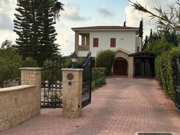 Beautiful 5-Bedroom Villa in Konia – Spacious Plot with Private Pool, Parking & Mature Gardens 
