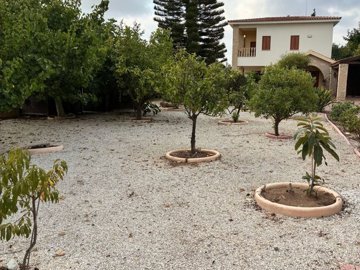 Beautiful 5-Bedroom Villa in Konia – Spacious Plot with Private Pool, Parking & Mature Gardens 