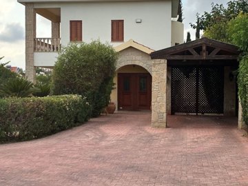 Beautiful 5-Bedroom Villa in Konia – Spacious Plot with Private Pool, Parking & Mature Gardens 