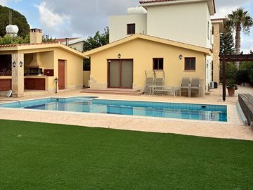 Beautiful 5-Bedroom Villa in Konia – Spacious Plot with Private Pool, Parking & Mature Gardens 