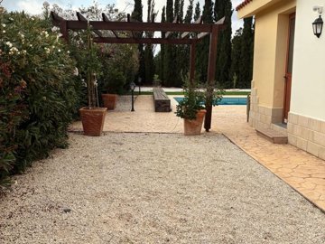Beautiful 5-Bedroom Villa in Konia – Spacious Plot with Private Pool, Parking & Mature Gardens 
